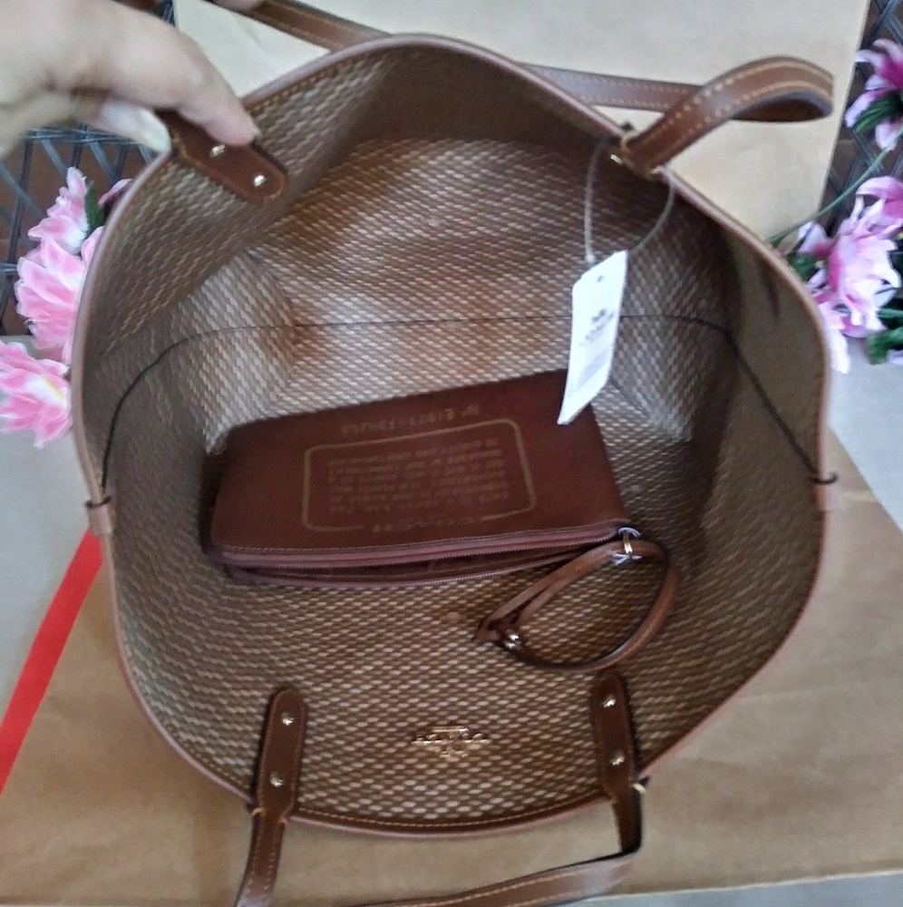 NWT Coach tote shoppers reversible w/ wristlet - Picture 4 of 6